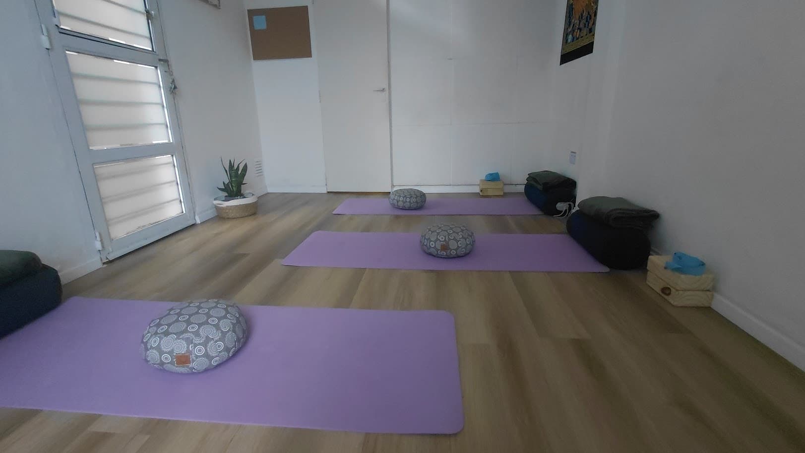 Práctica de yoga en el estudio